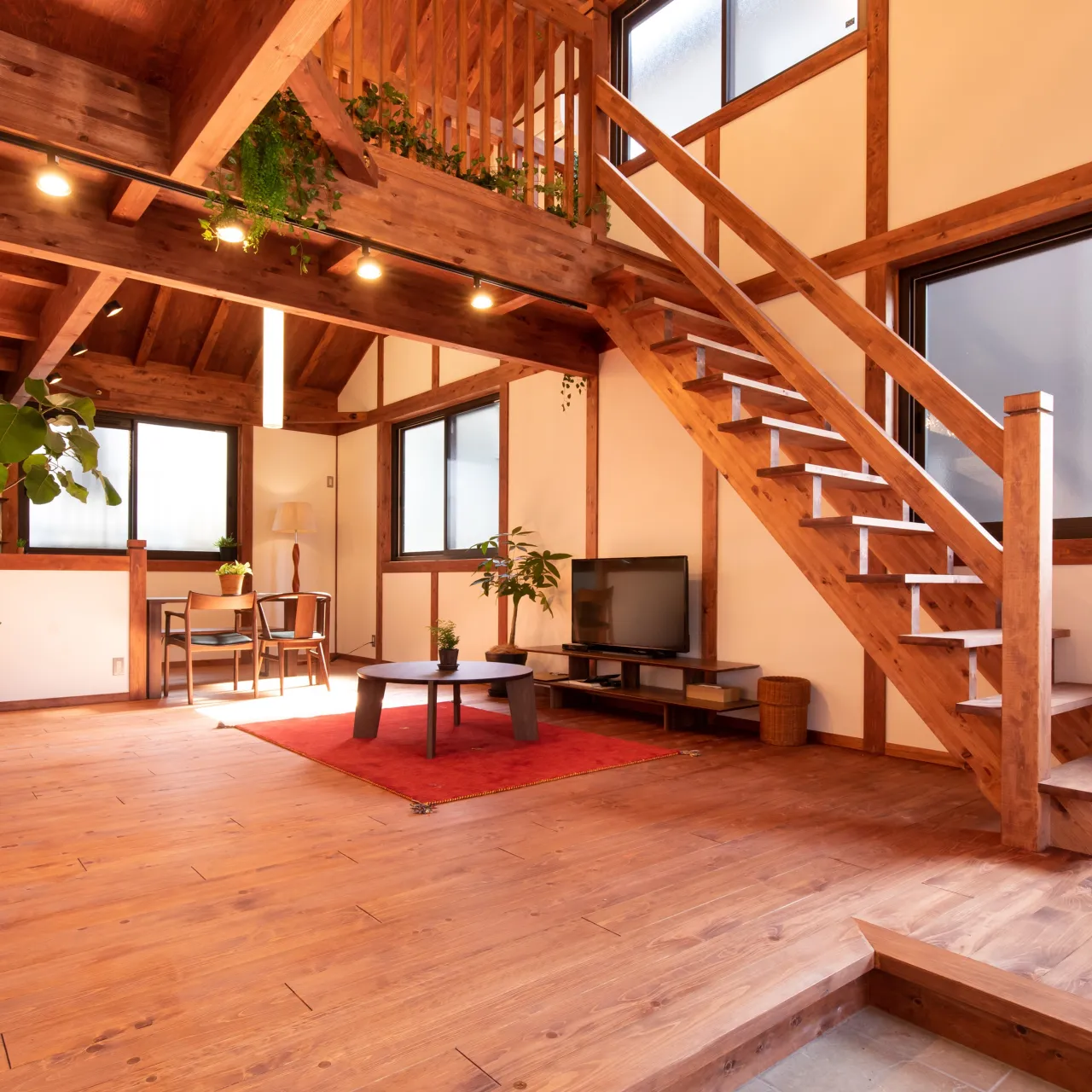 深みのあるチェリー色が映える、木の住まい🏠🍒
